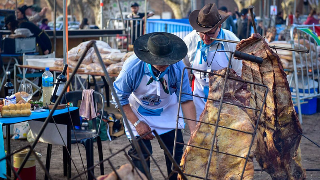 Más de 80 asadores participaron del concurso de asado a la estaca.