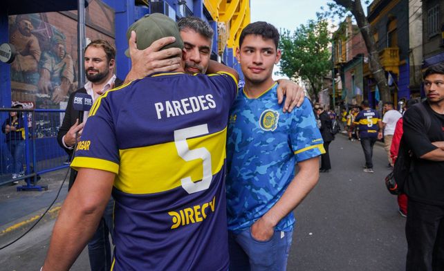 Hincas de Central y Boca se unieron en el abrazo en el velatorio de Miguel Ángel Russo en la Bombonera.