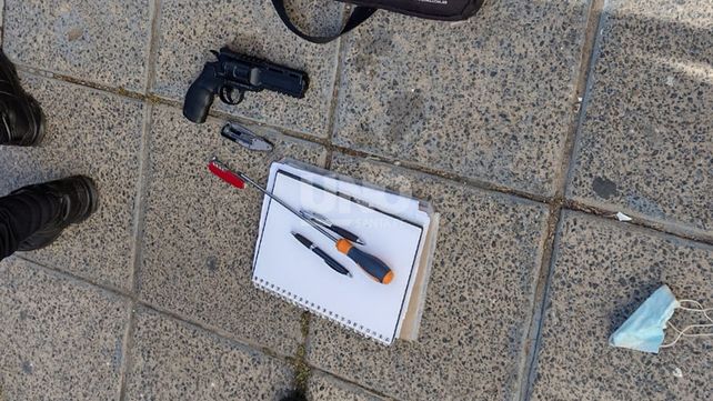 Los elementos que le secuestraron al hombre que había ido a la Municipalidad y quedó demorado en la Comisaría