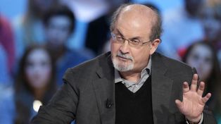 Organismos defensores de la libertad de expresión y disidentes políticos responsabilizaron a las autoridades iraníes del ataque contra Salman Rushdie.&nbsp;