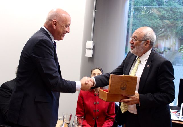 Bonfatti se reunió con Peter Gluckman, asesor del primer ministro de Nueva Zelandia