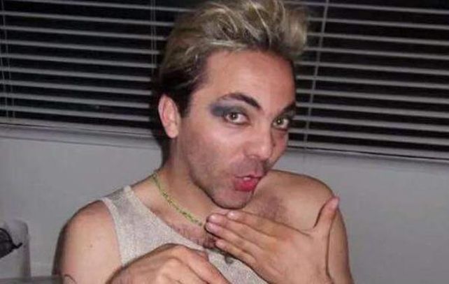 Cristian Castro insiste en fotografiarse con atuendos femeninos y maquillaje.