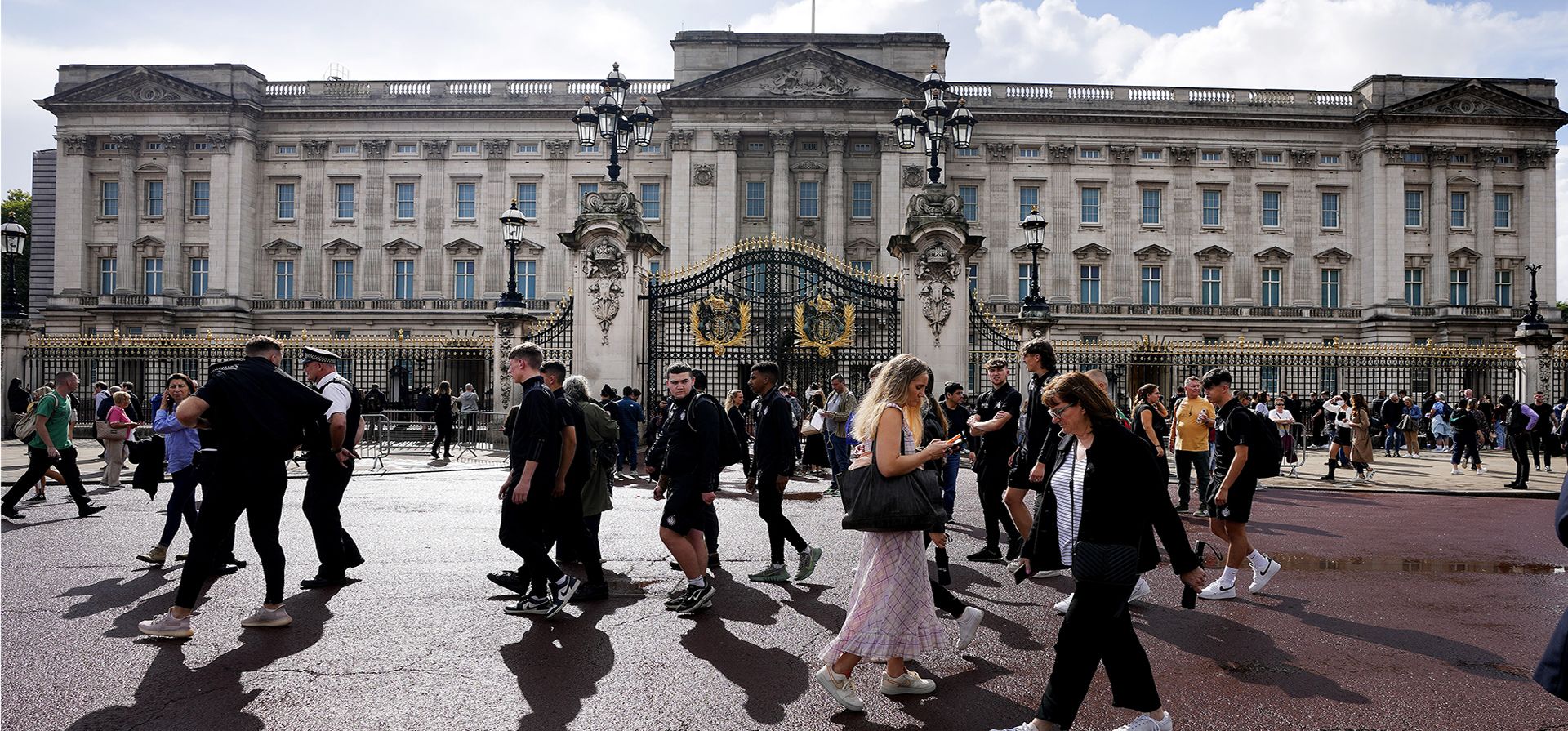 Turistas frente al Palacio de Buckingham en Londres, el jueves 8 de septiembre de 2022. El Palacio de Buckingham dice que la reina Isabel II ha sido puesta bajo supervisión médica porque los médicos están "preocupados por la salud de Su Majestad". Miembros de la familia real viajaron a Escocia para estar con la monarca de 96 años.