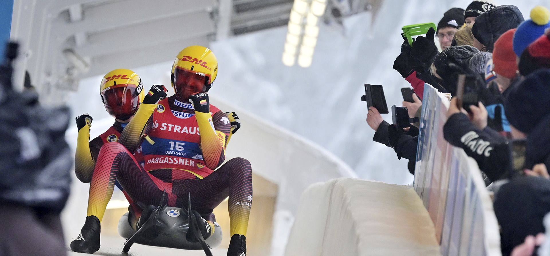 Toni Eggert y Sascha Benecken de Alemania ganan la competencia de velocidad en el 51° Campeonato Mundial de Luge de la FIL en Lotto Thueringen Eisarena Oberhof, Alemania, el viernes 27 de enero de 2023. (Martin Schutt/dpa vía AP)