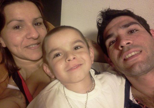 Una selfie de optimismo. Uriel junto a mamá y papá. Falta su hermano menor