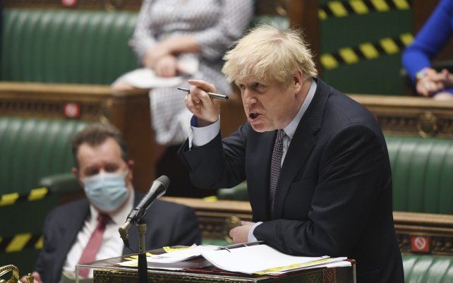 Boris Johnson, habla durante la interpelación del primer ministro en la Cámara de los Comunes, Londres. 