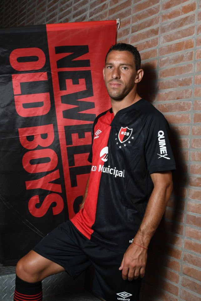 Newells presentó la nueva camiseta con Maxi Rodríguez