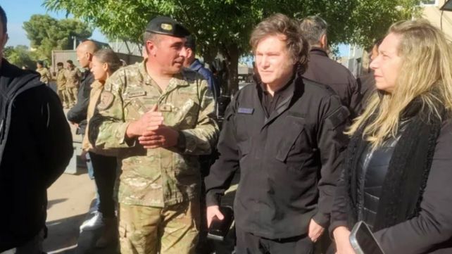El presidente arribó a Bahía Blanca acompañado por su hermana Karina Milei.