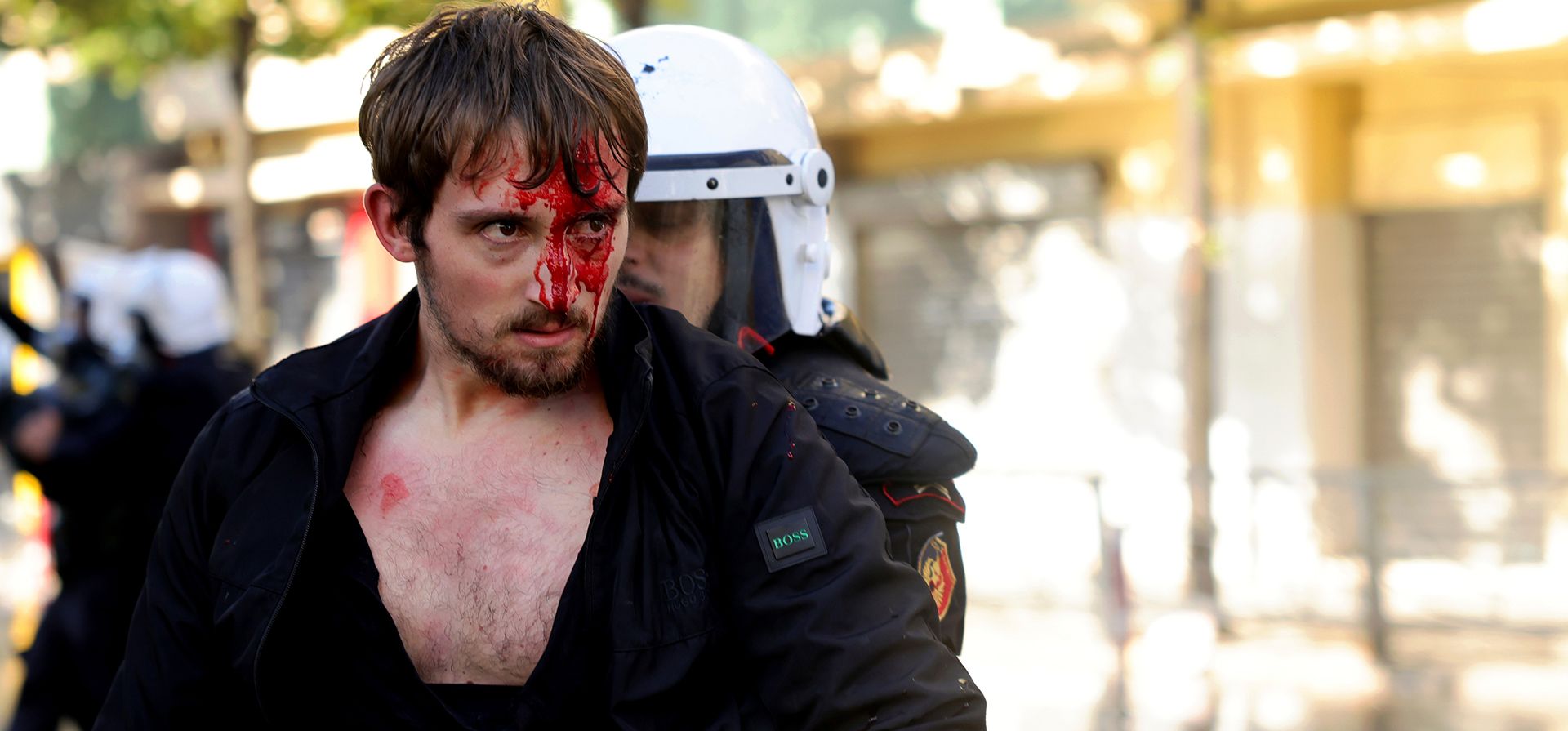 Un agente de la policía antidisturbios detiene a un manifestante herido durante los enfrentamientos cerca del Ministerio de Educación en Tirana, Albania, el martes 13 de octubre de 2026, en el marco de una manifestación organizada por el movimiento de protesta Flamingo que exigía la dimisión del primer ministro Edi Rama. (Foto AP/Hameraldi Agolli) Un agente de la policía antidisturbios detiene a un manifestante herido durante los enfrentamientos cerca del Ministerio de Educación en Tirana, Albania, el martes 13 de octubre de 2026, en el marco de una manifestación organizada por el movimiento de protesta Flamingo que exigía la dimisión del primer ministro Edi Rama. (Foto AP/Hameraldi Agolli)