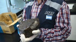 A principios de febrero Aduana detectó en el Paso Internacional de Agua Negra, en plena Cordillera de los Andes, a un jubilado que conducía en el ingreso a Chile. Constataron que el vehículo venía cargado de piedras y una de ellas era nada menos que un meteorito, según confirmaron desde el Servicio Geológico y Minero Argentino (Segemar).