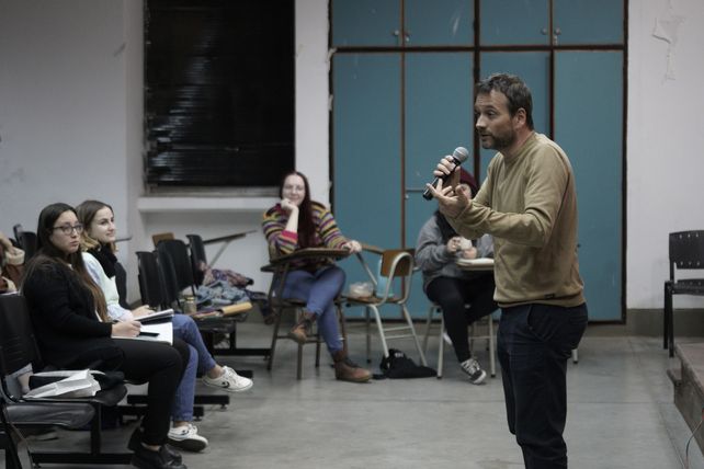 Marcelo Rocha propone una escuela con docentes dando la clase, acompañados por pares pedagógicos que los asistan.