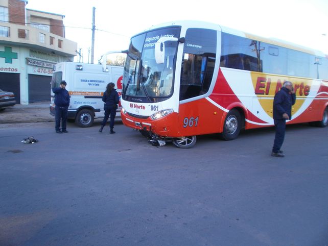 Dos jóvenes están en grave estado por un choque en Santo Tomé