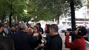 Diálogo. Lauritto habló con los manifestantes y se comprometió a alquilar un lugar.&nbsp;