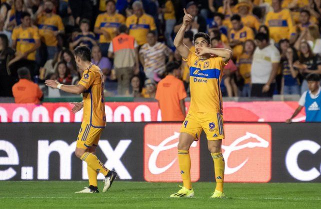 Doblete del argentino Ibáñez en el empate del puntero Tigres ante Pumas