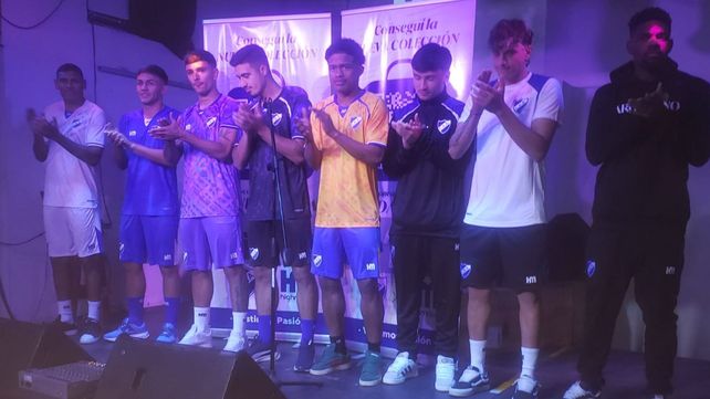 Los jugadores de Argentino y los nuevos modelos de camiseta.