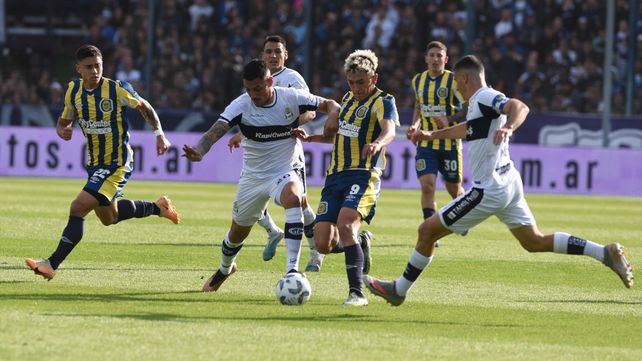 Gimnasia: 1-2. Cervera la pelea entre varios jugadores del lobo. El delantero anotó el tanto de Central, pero igual fue derrota.