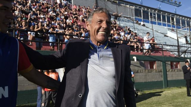 Miguel Angel Russo sonríe en la previa del partido. Durante el encuentro sufrió, pero terminó feliz.