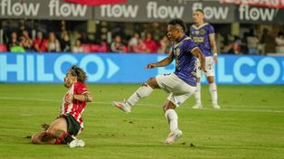 Campaz impacta de zurda, con decisión, y marca el empate de Central en cancha de Estudiantes.