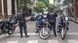 Efectivos policiales cortan el tránsito en Paraguay al 100, donde se realiza uno de los allanamientos por estafas con criptomonedas. 