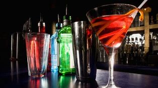 Una calculadora determina la cantidad de alcohol que contienen los tragos