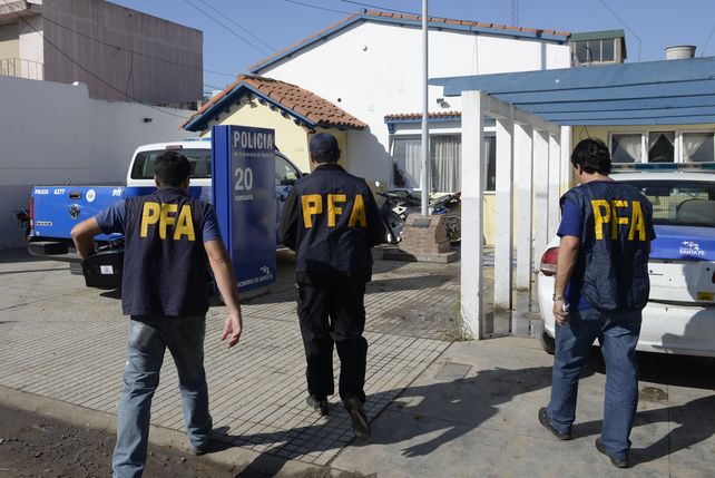 Agentes de la Policía Federal ingresando esta mañana en al seccional de Empalme Graneros