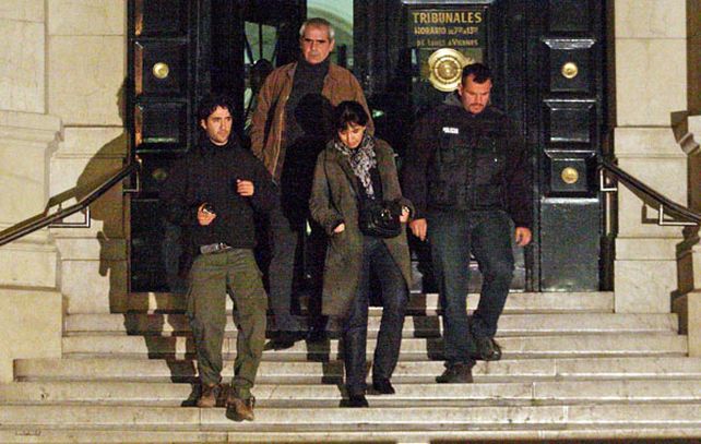 Vecinos de la víctima salen de declarar de Tribunales.