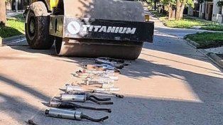 Los caños de escape antirreglamentarios se compactan para luego reciclarlos.