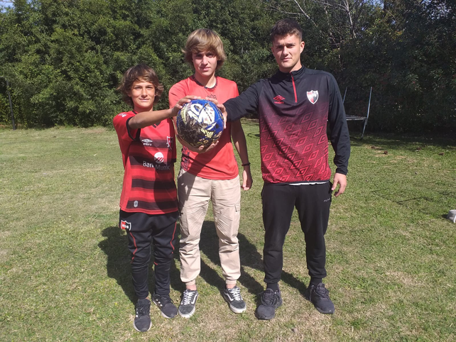 El juguete más preciado. Los hermanos Gómez Mattar posan con la pelota en el patio de su casa mientras sueñan en grande.
