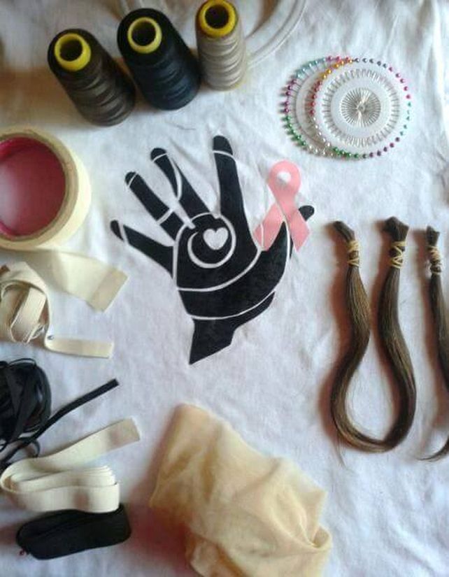 Fabrican pelucas con cabello donado para ayudar a mujeres con cáncer
