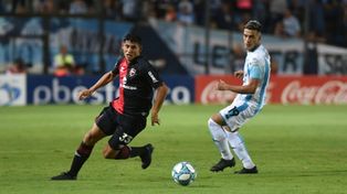 Sube.El lateral se le escapa a Miranda. Rindi&oacute; aunque jug&oacute; con pierna cambiada.