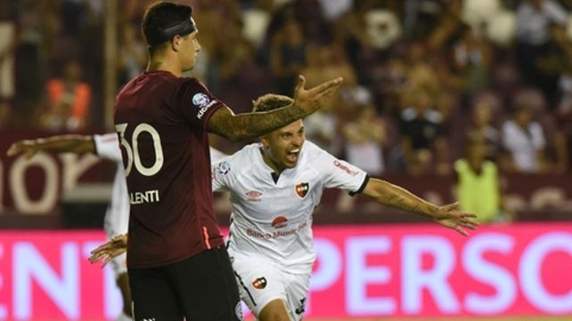 Desnivel&oacute; y convirti&oacute;. El tucumano inici&oacute; la jugada y marc&oacute; el gol en cancha de Lan&uacute;s. Y as&iacute; lo grit&oacute;.