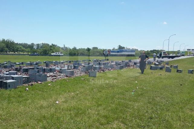 Un camión con cajones de cerveza volcó en la autopista a Rosario
