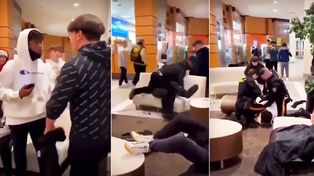 La actuación de dos policías en Estados Unidos para terminar con una pelea entre un joven blanco y un afroamericano dentro de un centro comercial estadounidense provocó indignación y una investigación del Departamento de Policía