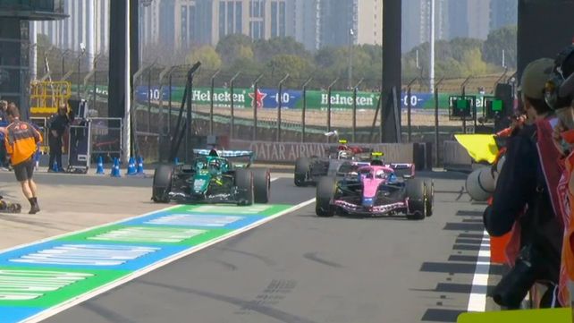 El Alpine de Franco Colapinto se quedó clavado en la calle de boxes y Lance Stroll lo pasa por el costado. Pudo volver a la pista de Shanghai y terminar 15° la única FP de China.