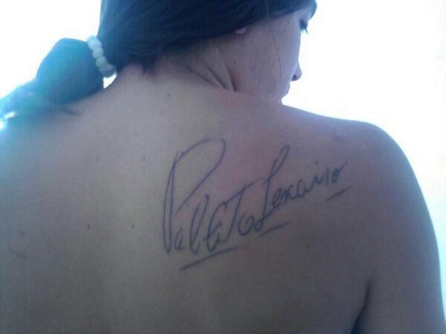 Creyó haberse tatuado la firma de Pablo Lescano, pero no era la real
