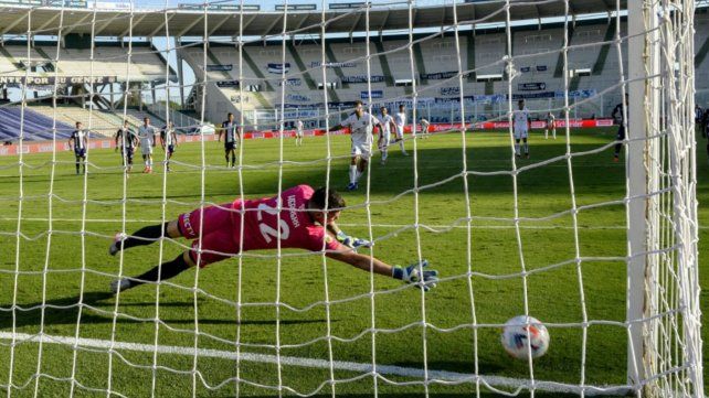 Nacho Scocco buscó el costado derecho de Herrera y anotó de penal. Fue e4l empate transitorio de Newell