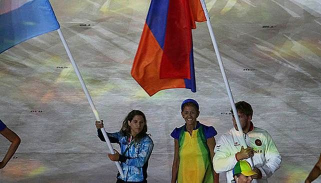 Paula Pareto portó la bandera argentina en la ceremonia de cierre de los Juegos Olímpicos