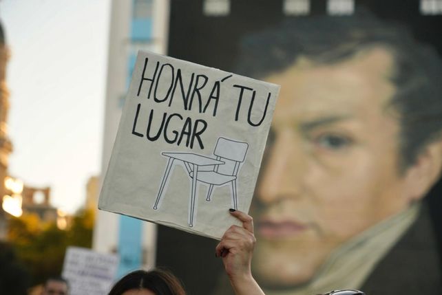 Una multitudinaria marcha universitaria pidió en Rosario que se cumpla la ley de financiamiento