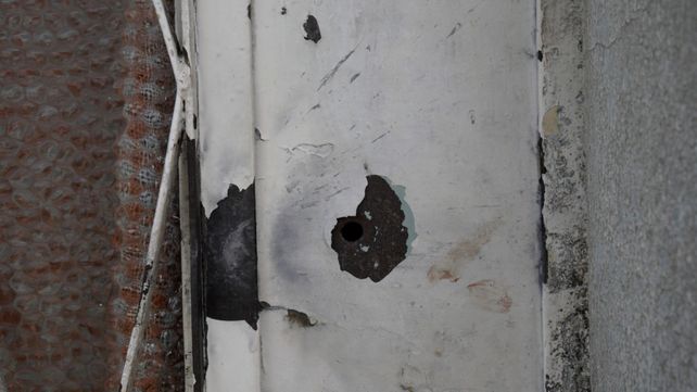 Las perforaciones en la puerta de la vivienda de Clarisa Peralta.