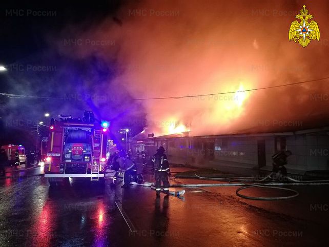 Varias dotaciones de bomberos trabajaron para combatir las llamas en el bar Poligon