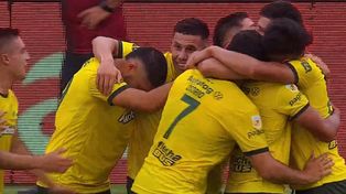 Panchito González se asoma en el medio de los festejos de Defensa y Justicia, que ganó los dos con el ex Newells, ahora ante el próximo rival leproso.