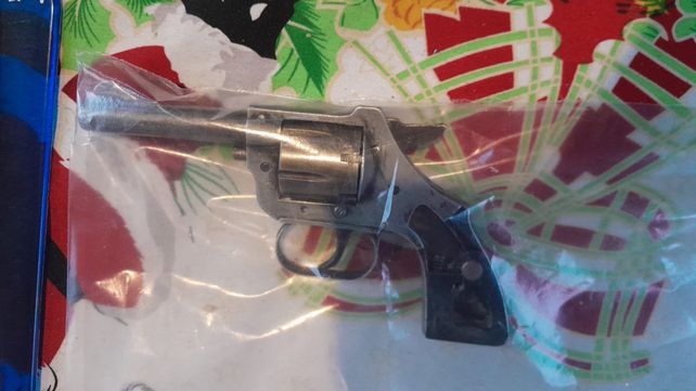 Los investigadores secuestraron un revólver tras la balacera.
