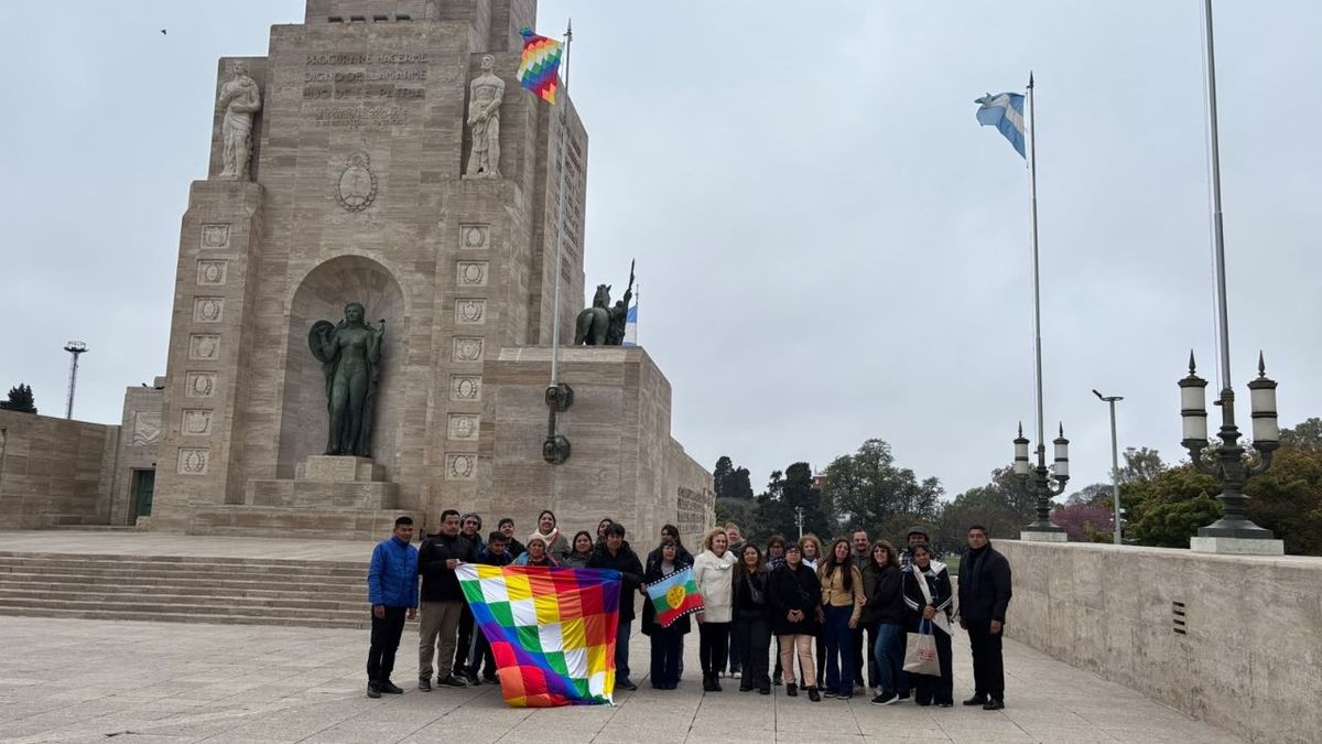 Rosario izó la wiphala en el último día de libertad de los Pueblos Originarios de América