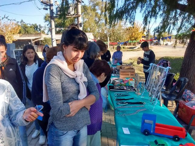 Artesanos de Alto Verde invitan a los santafesinos a visitar la feria del barrio costero