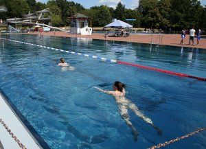 Las mujeres podrán nadar en topless en las piscinas de Berlín