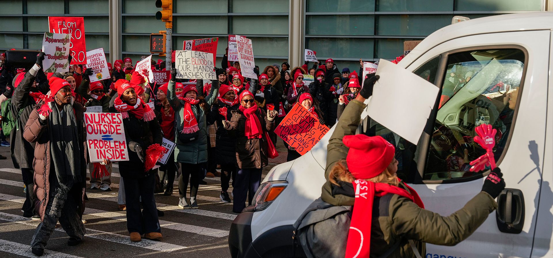 Enfermeras en huelga frente al Hospital Presbiteriano de Nueva York, el lunes 12 de enero de 2026, en Nueva York. (Foto AP/Yuki Iwamura) Enfermeras en huelga frente al Hospital Presbiteriano de Nueva York, el lunes 12 de enero de 2026, en Nueva York. (Foto AP/Yuki Iwamura)