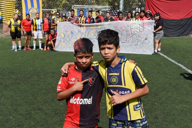 Los pibes inflaron las redes y empataron 6 a 6 para definir el clásico infantil a penales.