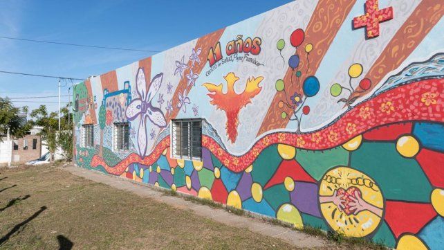 Adultos mayores y jóvenes inauguraron un mural en el CAPS Papa Francisco