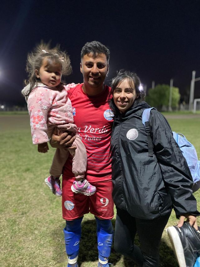 El goleador de la Primera B. Alejandro Basualdo y sus seres queridos. El Gato es el artillero del Club del Gran Rosario.  