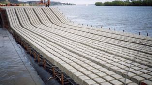 Así es la manta geotextil que fija el lecho del río y protege al Túnel Subfluvial